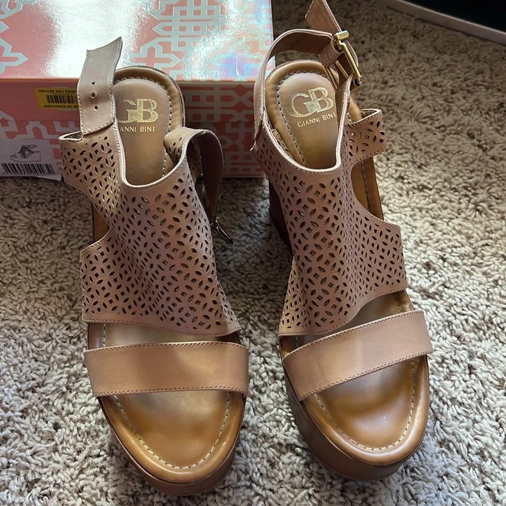 Womens Gianni Bini Soo Good Sierra tan sandals wedge sz 9 - Picture 2 of 3